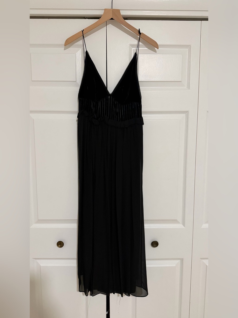 Black -Strap V-Neck  Dress velvet/silk